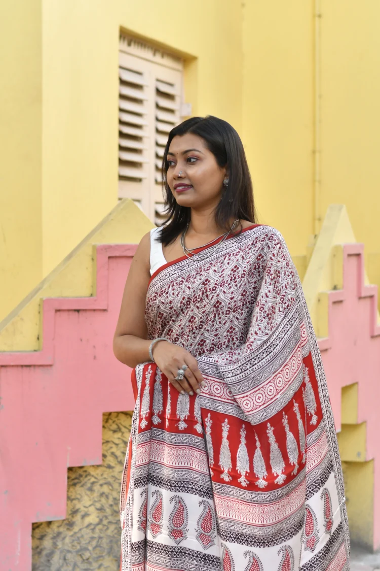 White Bagh Print Modal Silk Saree with Red and Black  Floral Motifs - Image 4