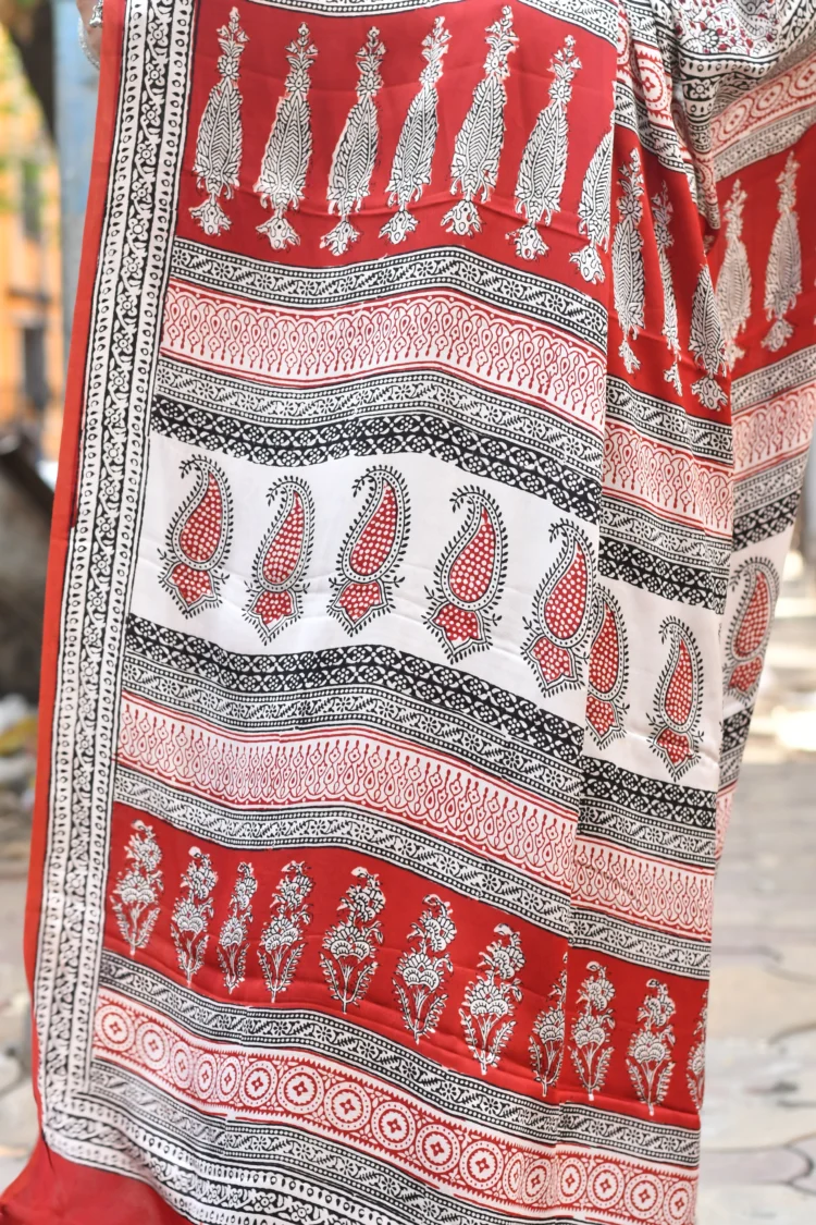 White Bagh Print Modal Silk Saree with Red and Black  Floral Motifs - Image 3