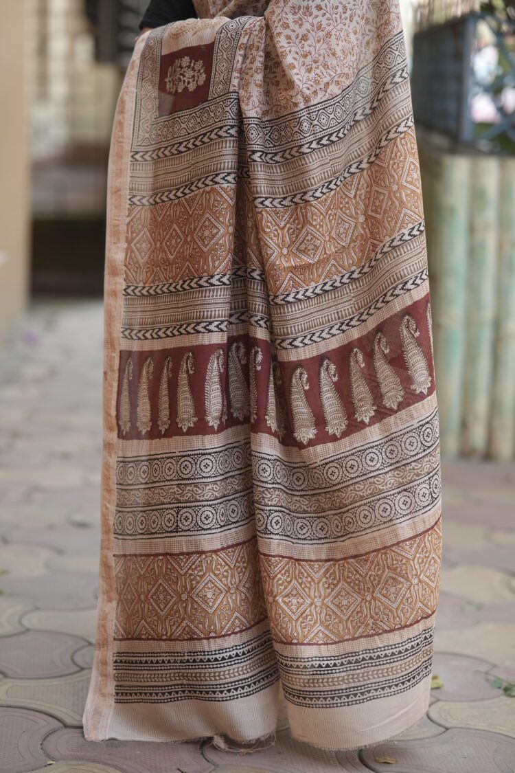 Elegant pallu of a Beige Maheshwari saree showcasing traditional Bagh block print borders and Chrome Yellow accents.