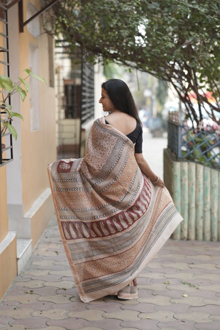 Elegant pallu of a Beige Maheshwari saree showcasing traditional Bagh block print borders and Chrome Yellow accents.